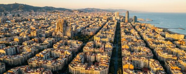 Vista panorámica de Barcelona mostrando diversidad arquitectónica entre barrios céntricos y periféricos